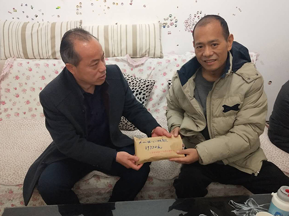 情系困难职工，爱心捐助暖人心