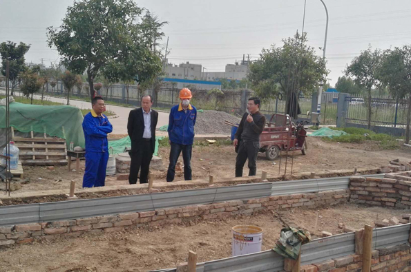 队党委书记、总工程师周贤金对涂料厂技改情况进行专项调研