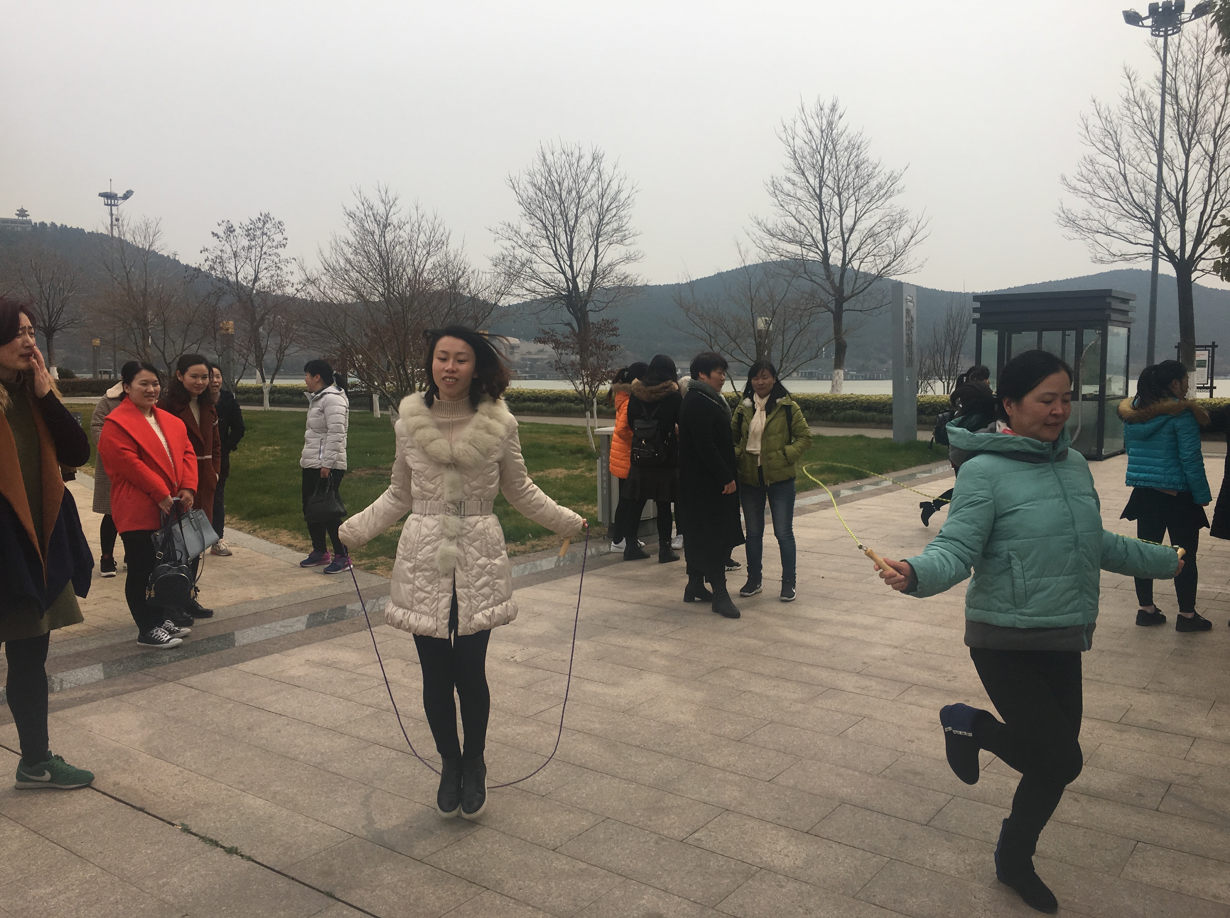 队工会举行“晴暖三月，健步云龙”庆“三八”活动