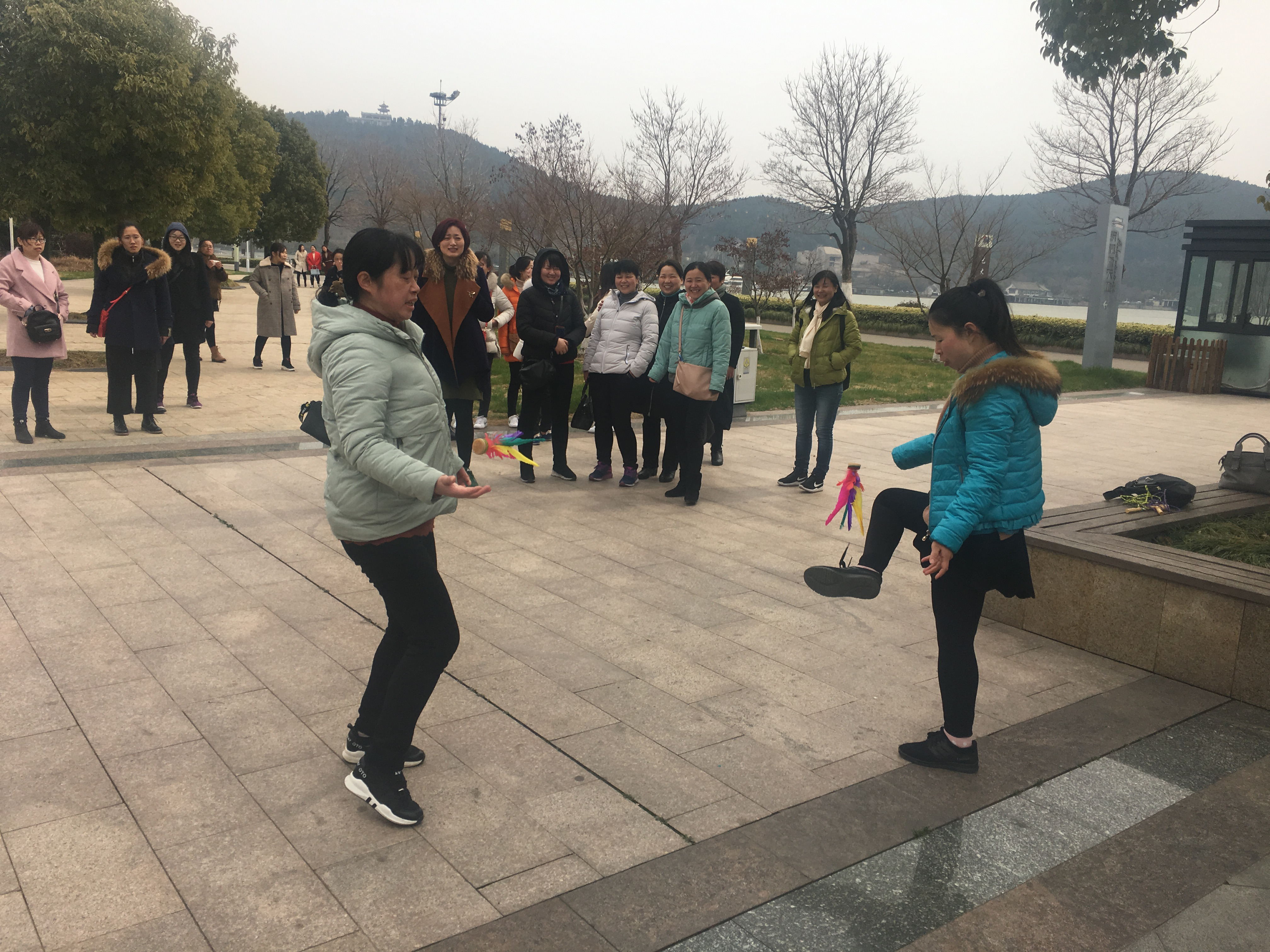 队工会举行“晴暖三月，健步云龙”庆“三八”活动