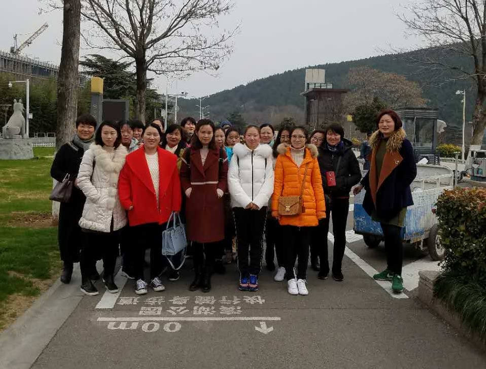 队工会举行“晴暖三月，健步云龙”庆“三八”活动