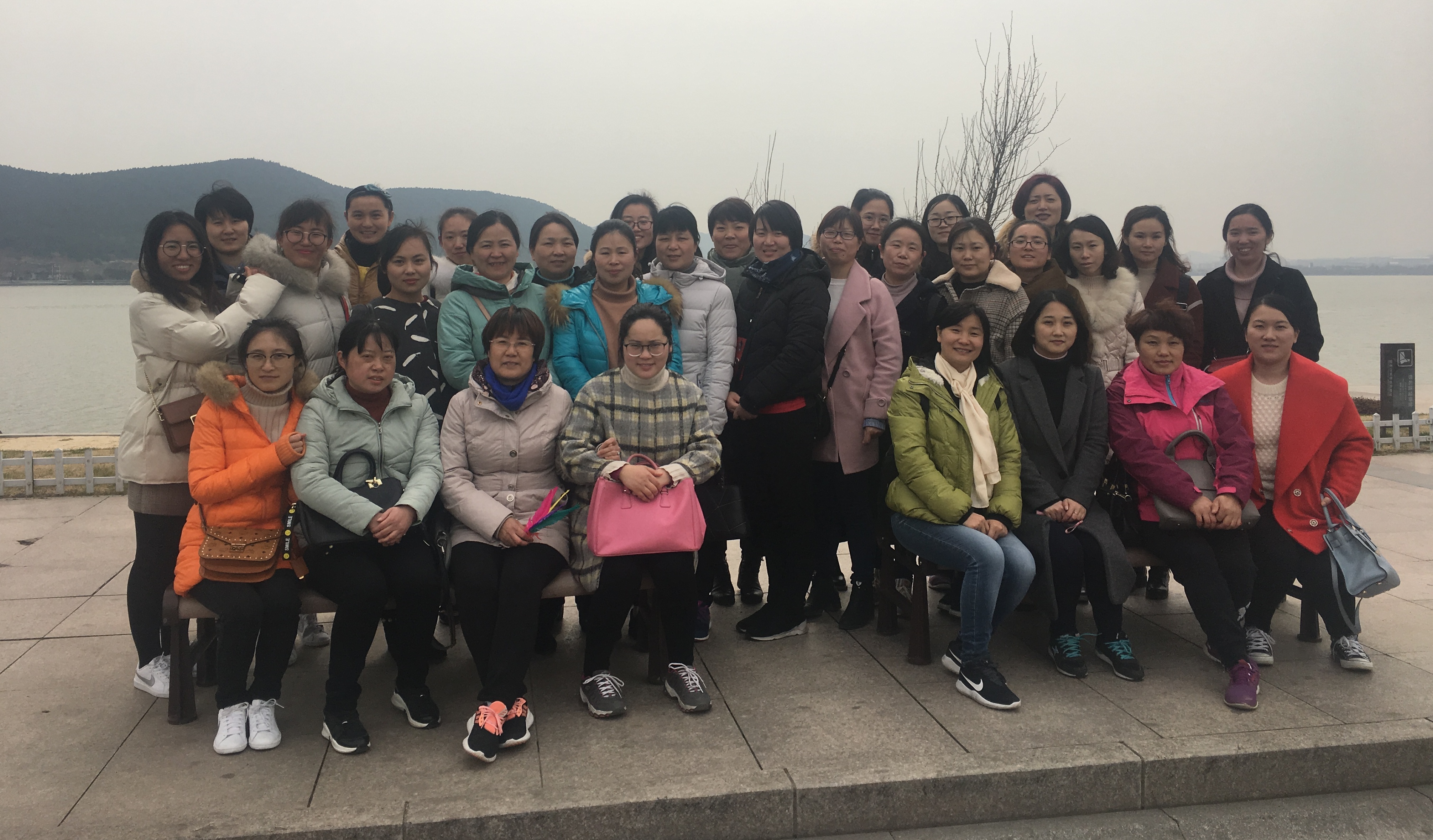 队工会举行“晴暖三月，健步云龙”庆“三八”活动