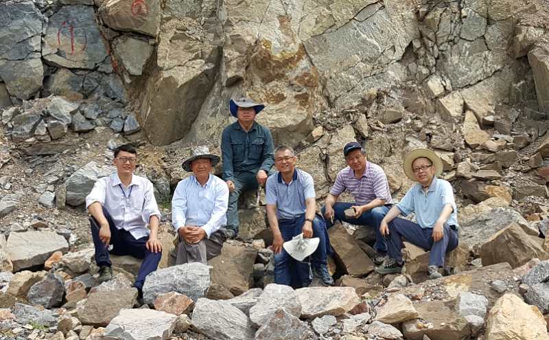 中国地质大学（武汉）教授来徐指导金刚石找矿工作