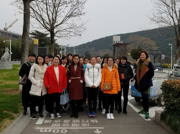 我队举行“情暖三月，健步云龙”庆“三八”活动