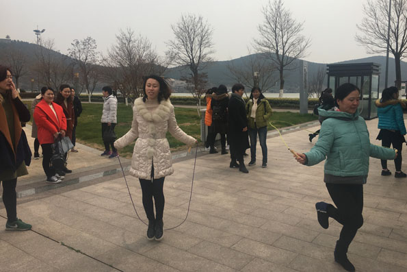 我队举行“情暖三月，健步云龙”庆“三八”活动