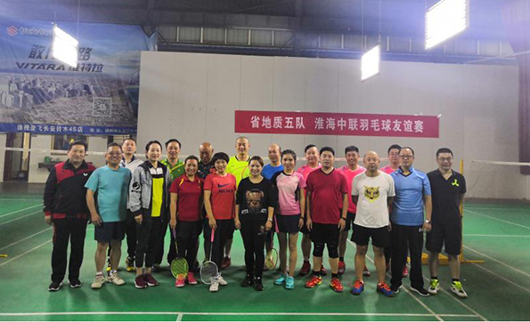 我队与淮海中联联合举办羽毛球友谊赛