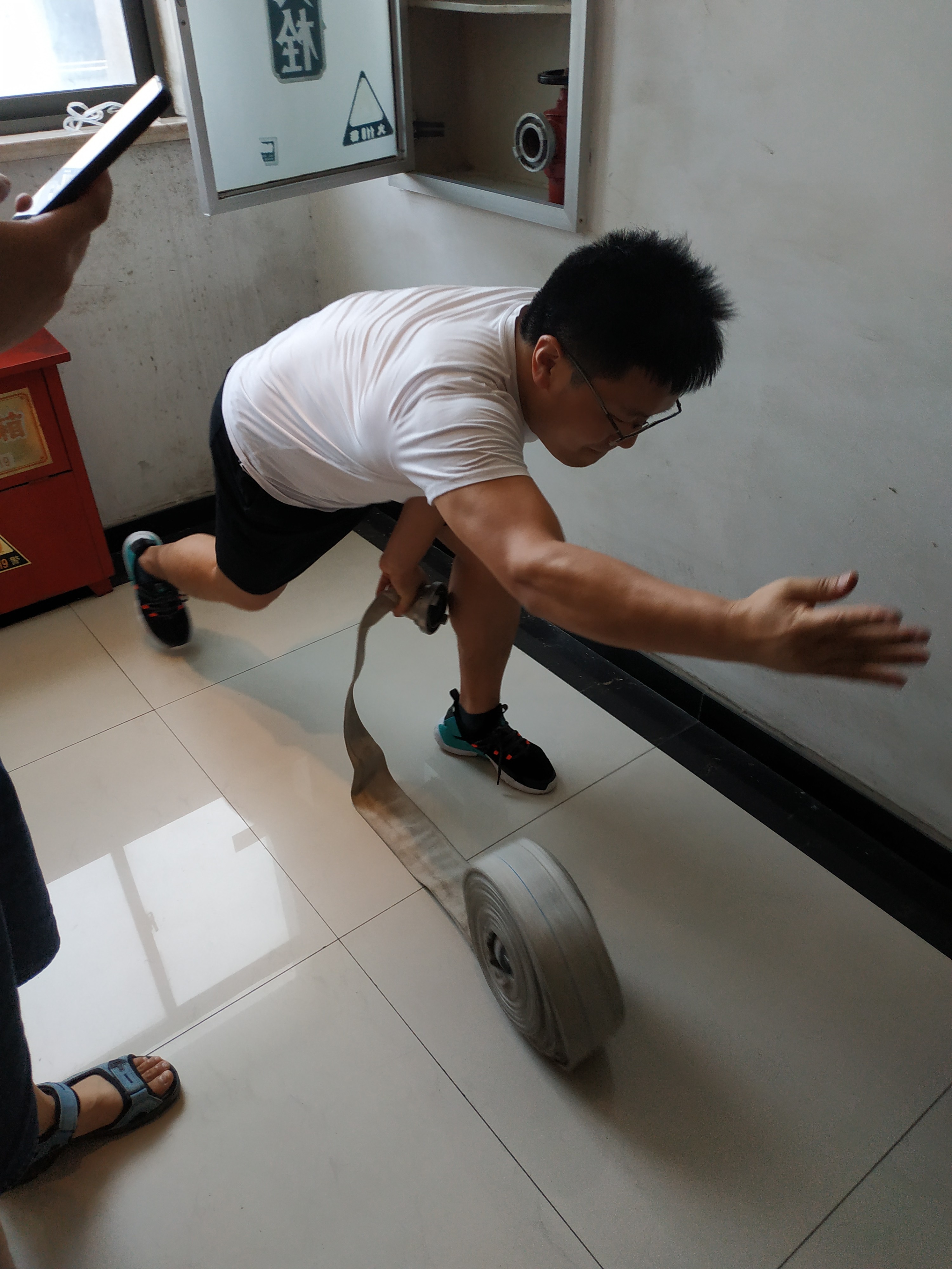 地质环境院举行消防栓使用现场演练比赛活动