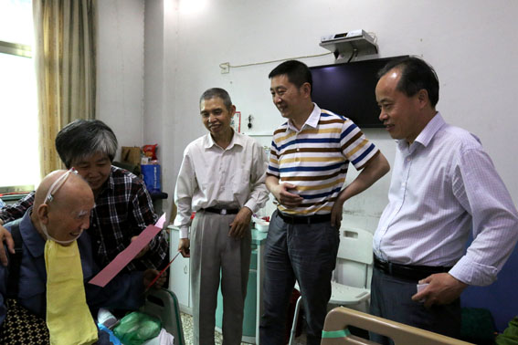 情系困难老党员 “七一”慰问暖人心