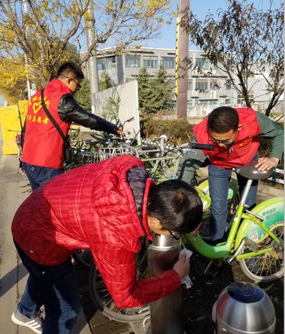 我队青年志愿者开展义务清洗公共自行车活动
