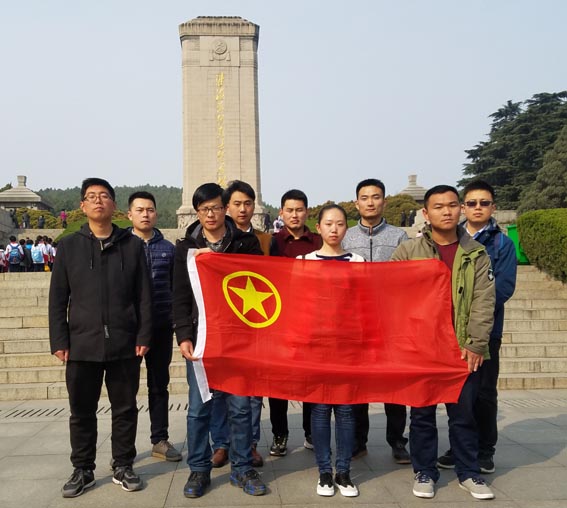 队团员青年赴淮海战役纪念塔缅怀先烈