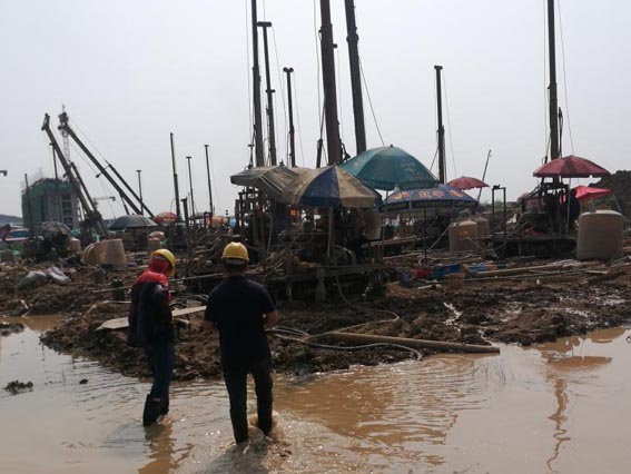 烈日炎炎施工忙