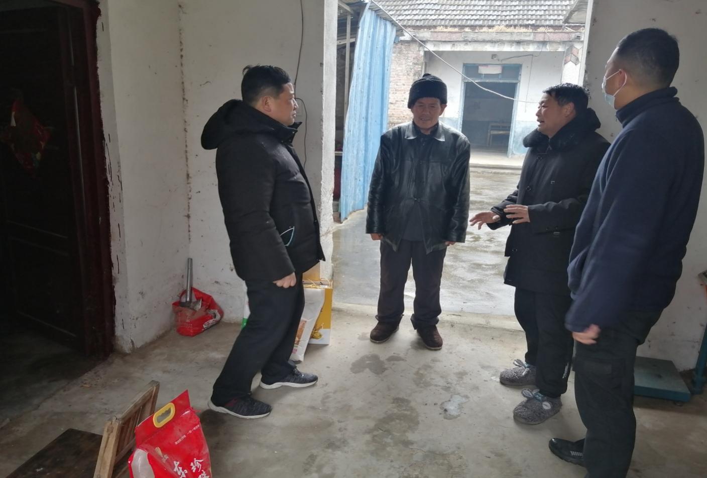 村企共建担使命 寒冬慰问暖民心