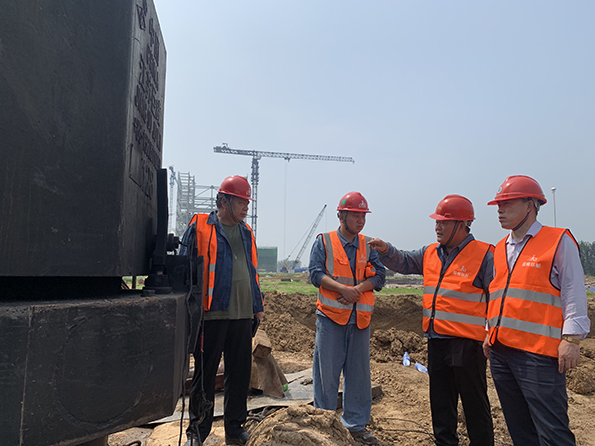 队领导走访慰问高温一线工作者